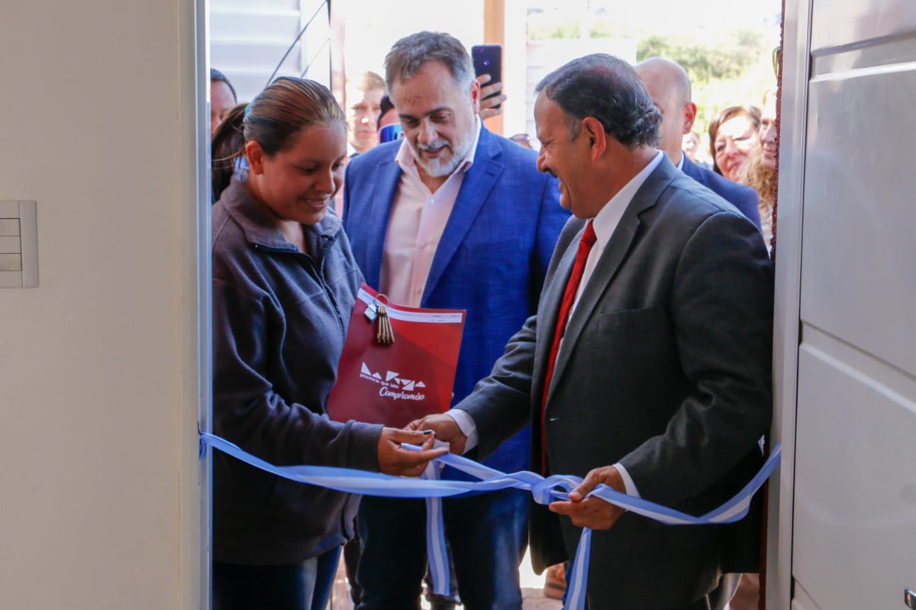 El gobernador Ricardo Quintela entregó viviendas y anunció la construcción de 50 nuevas unidades habitacionales 